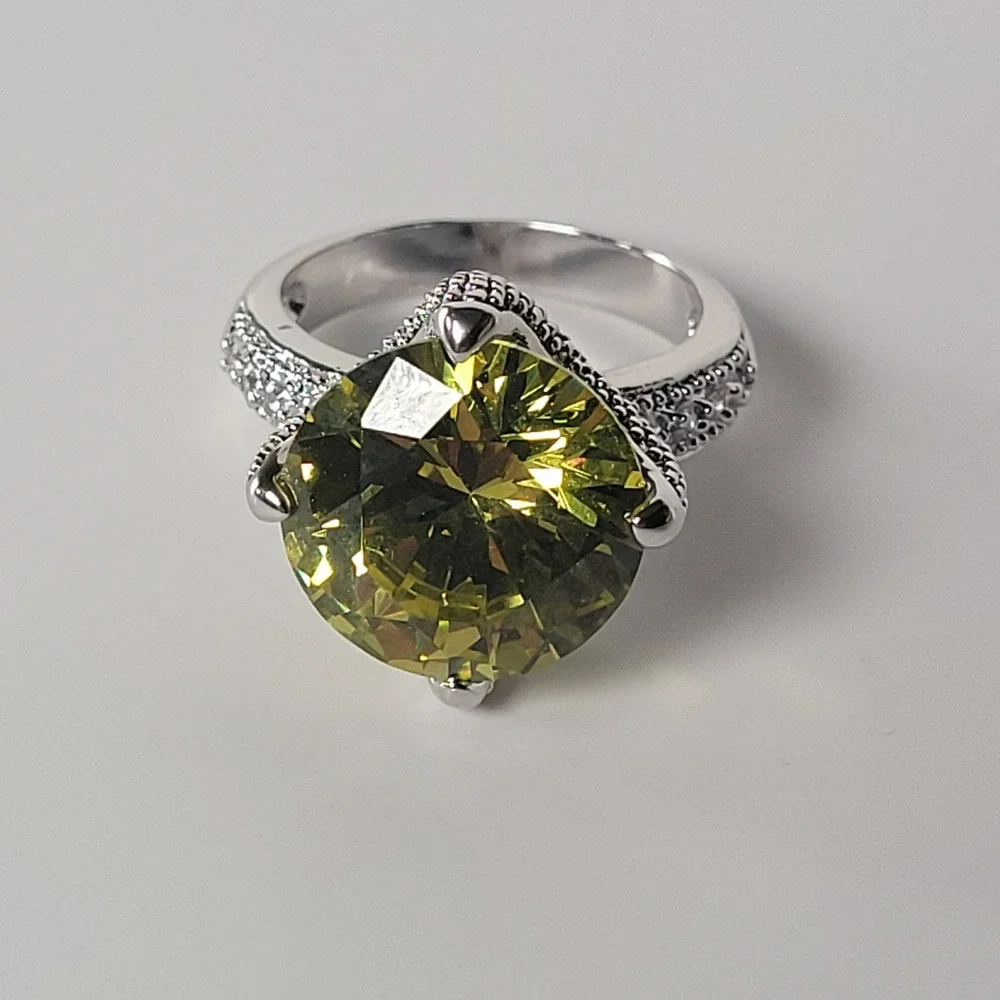 Silver Tone Yellow‎ Green Peridot Color Glass Stone Round Ring Pave Size 7.75